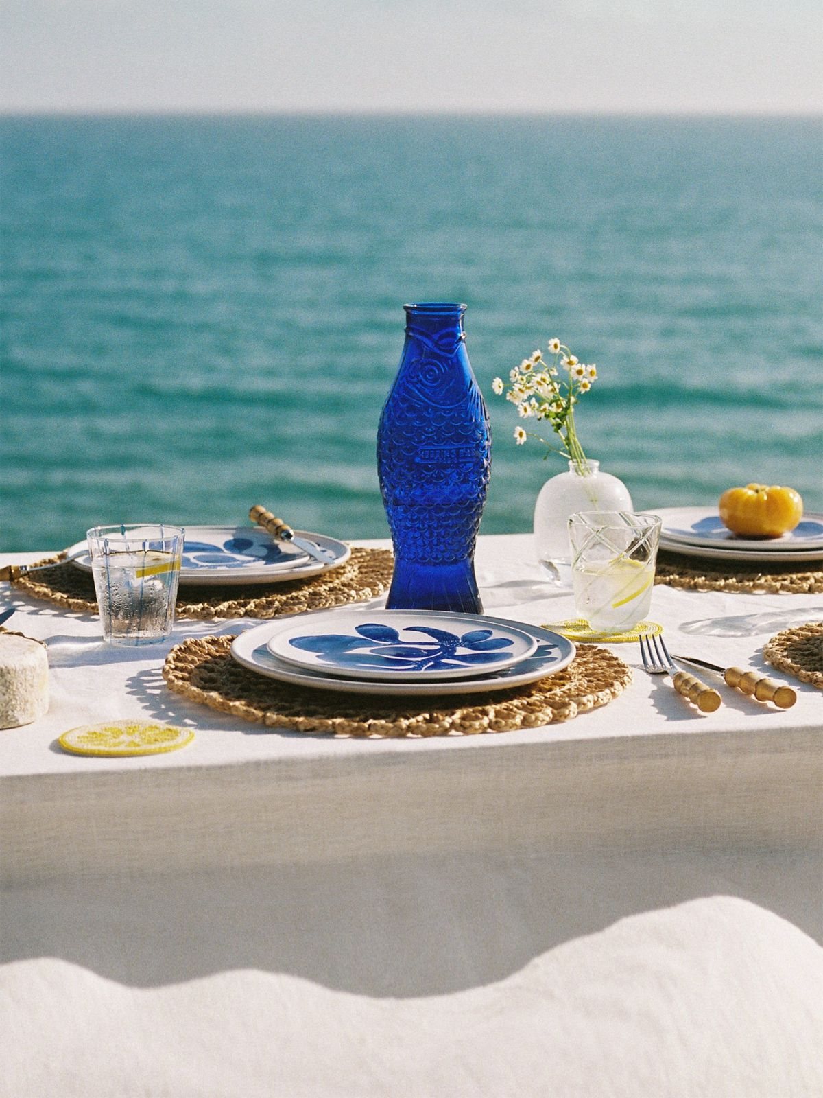 La table face a la mer