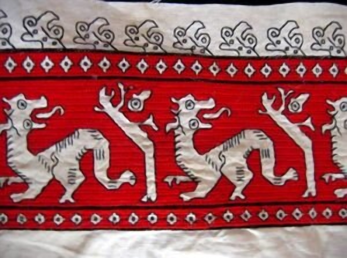 Bande de broderie d'Azemmour aux dragons affrontés sur fond rouge
