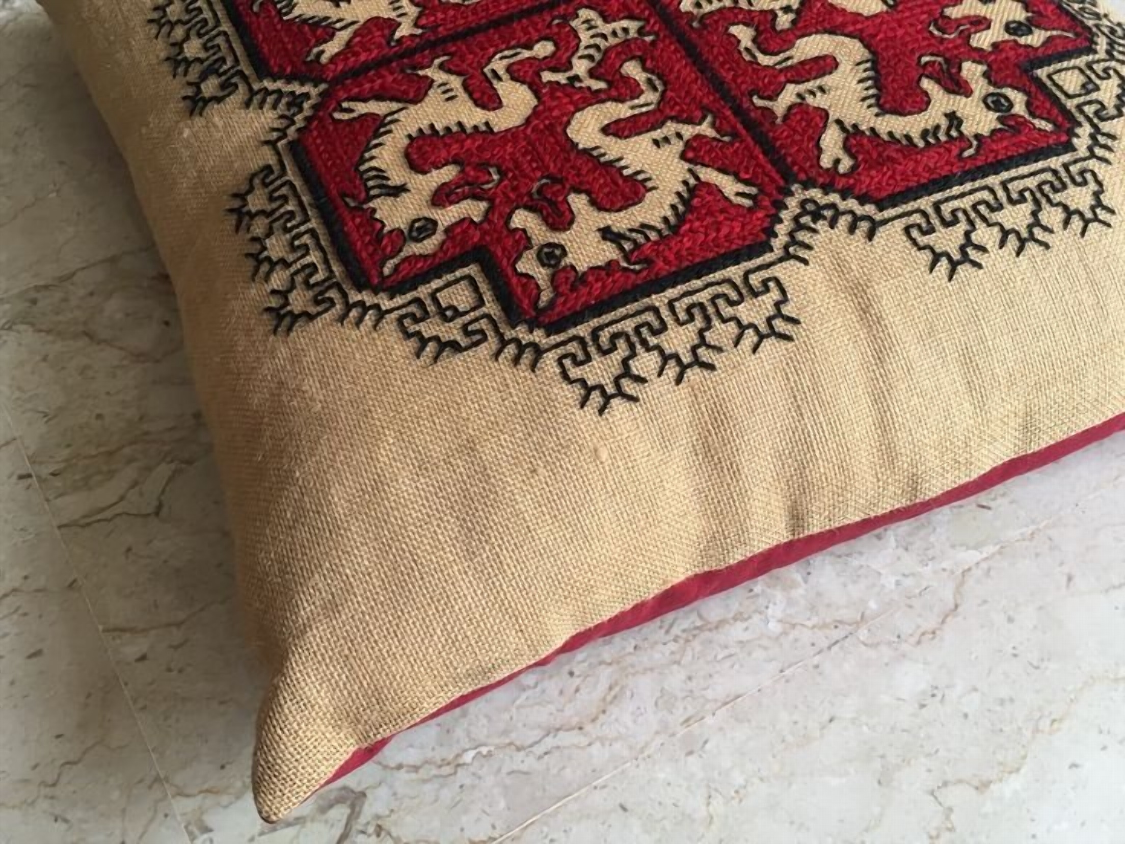 Coussin de lin écru brodé de dragons de soie rouge et noire, broderie d'Azemmour