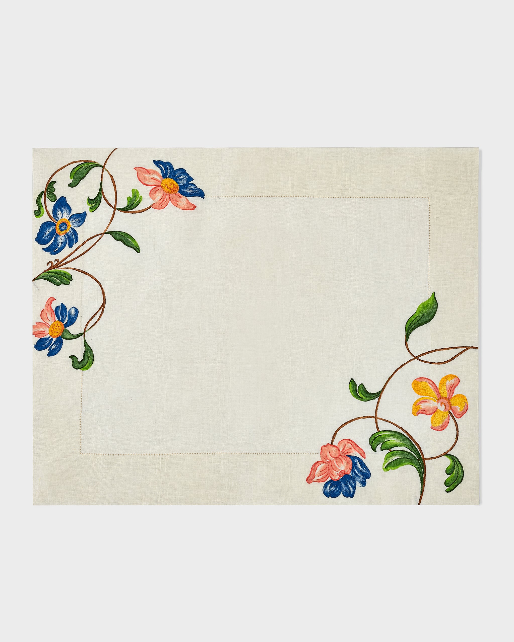 Set de table en lin écru, brodé et peint à la main de fleurs, à jour sur les bords