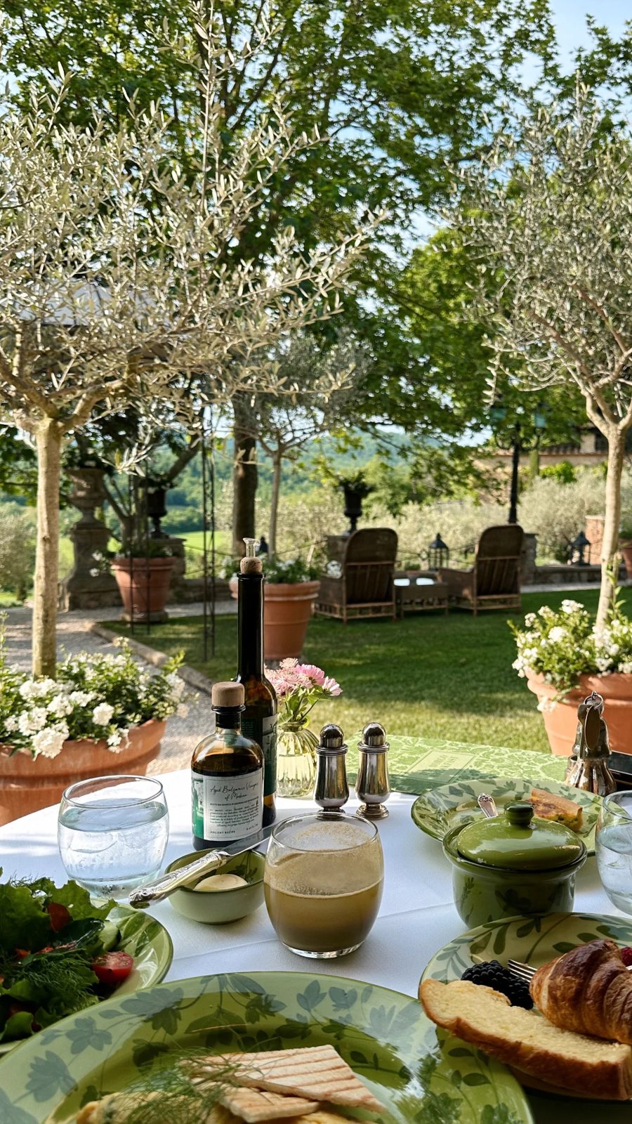 Borgo Santo Pietro · Chiusdino, la table au jardin, vaisselle botanique · Photographie fournie