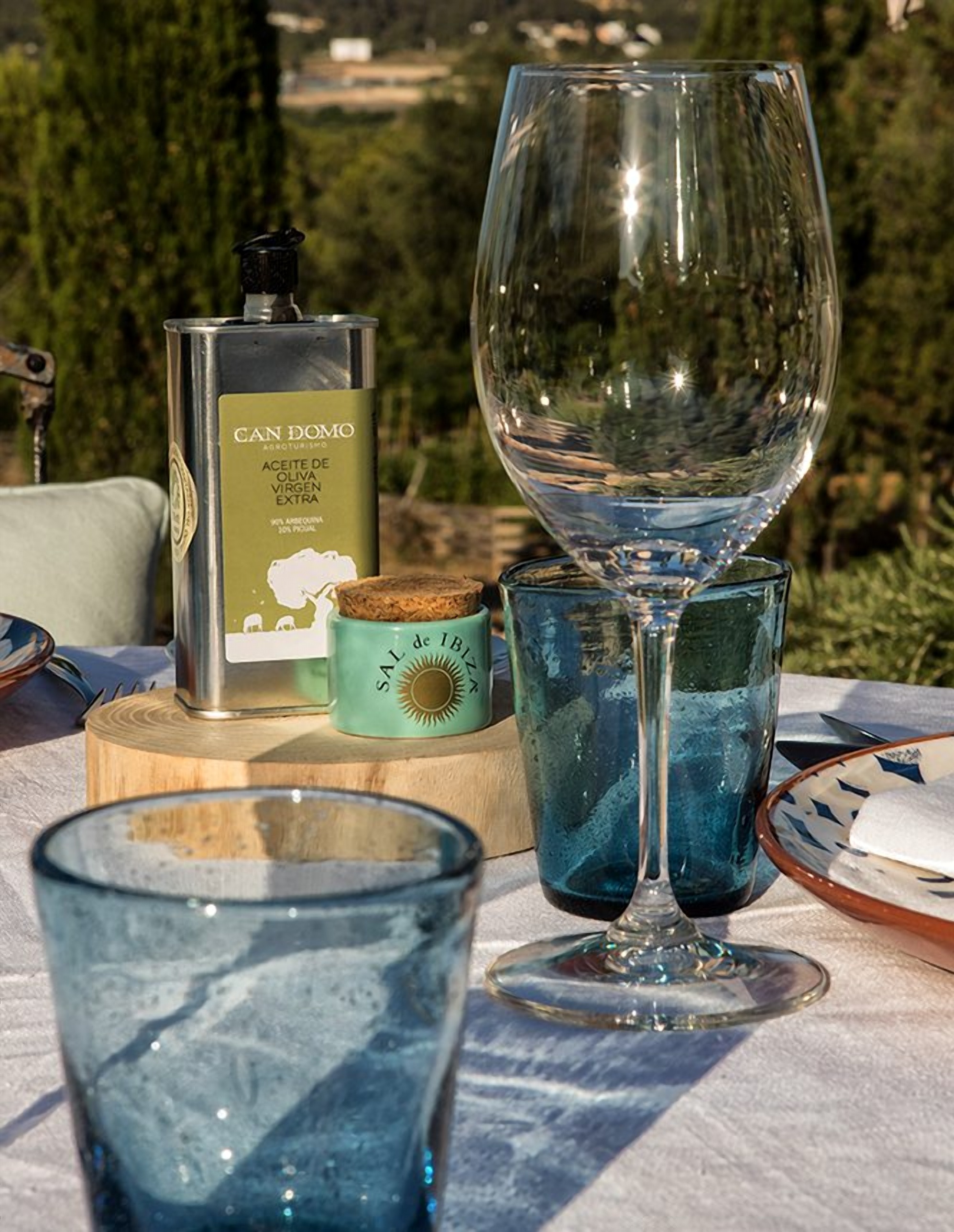 Can Domo · Ibiza, l'huile du domaine et les verres teintés · Photographie fournie