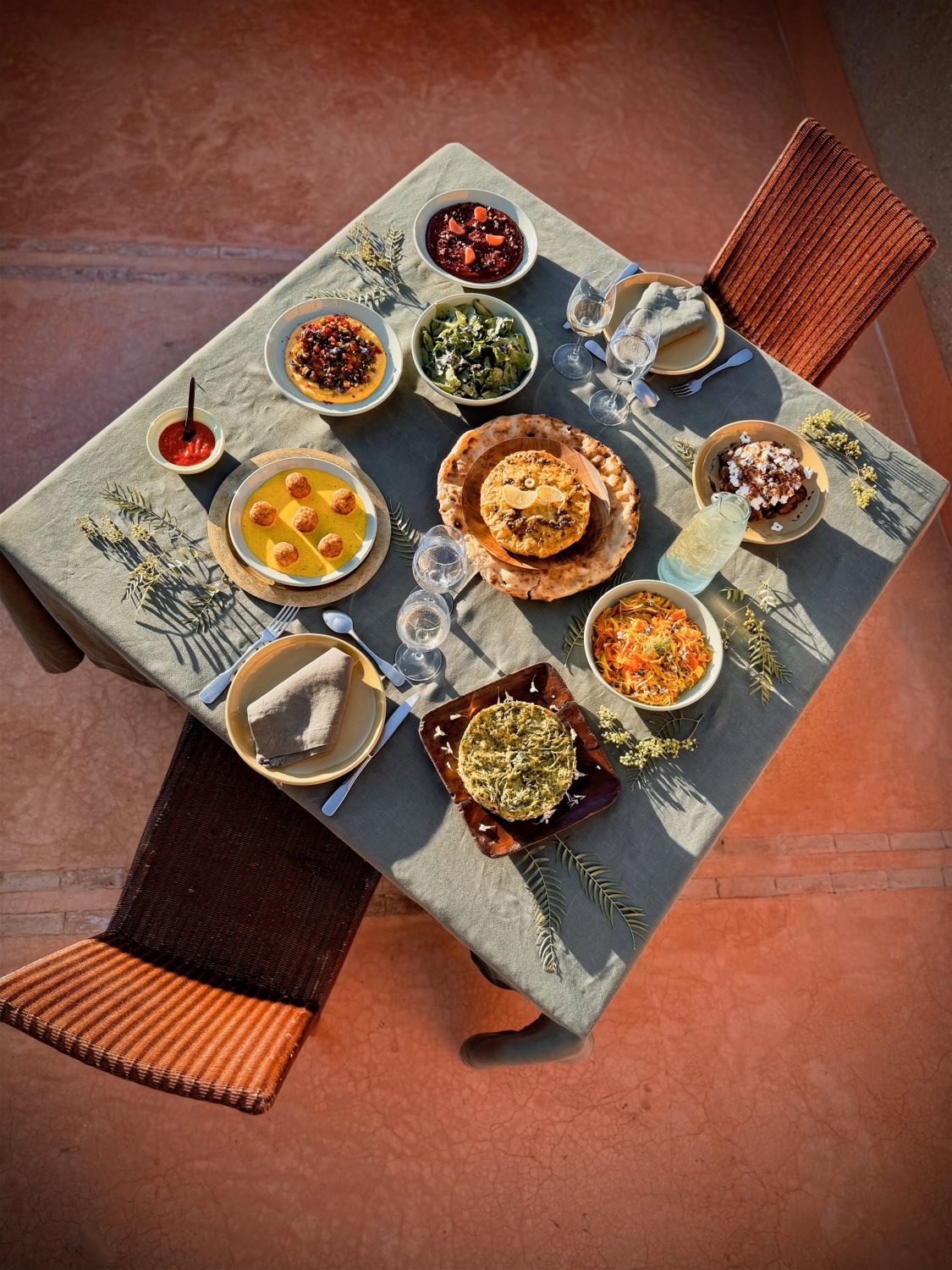 Dar Ahlam · Skoura, la table vue de dessus · Photographie fournie
