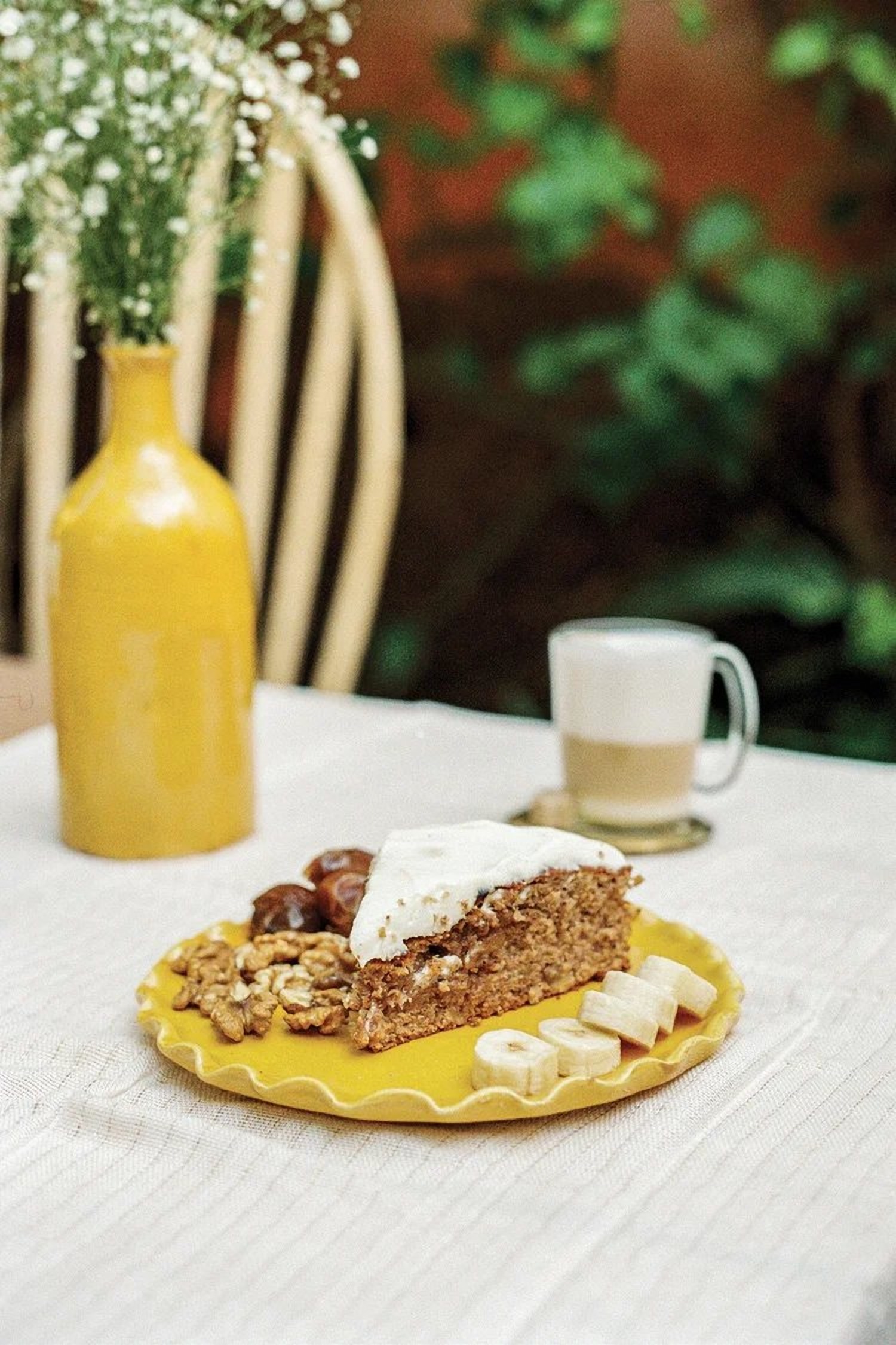 La Famille · Marrakech, la table dans le jardin de citronniers · Photographie fournie