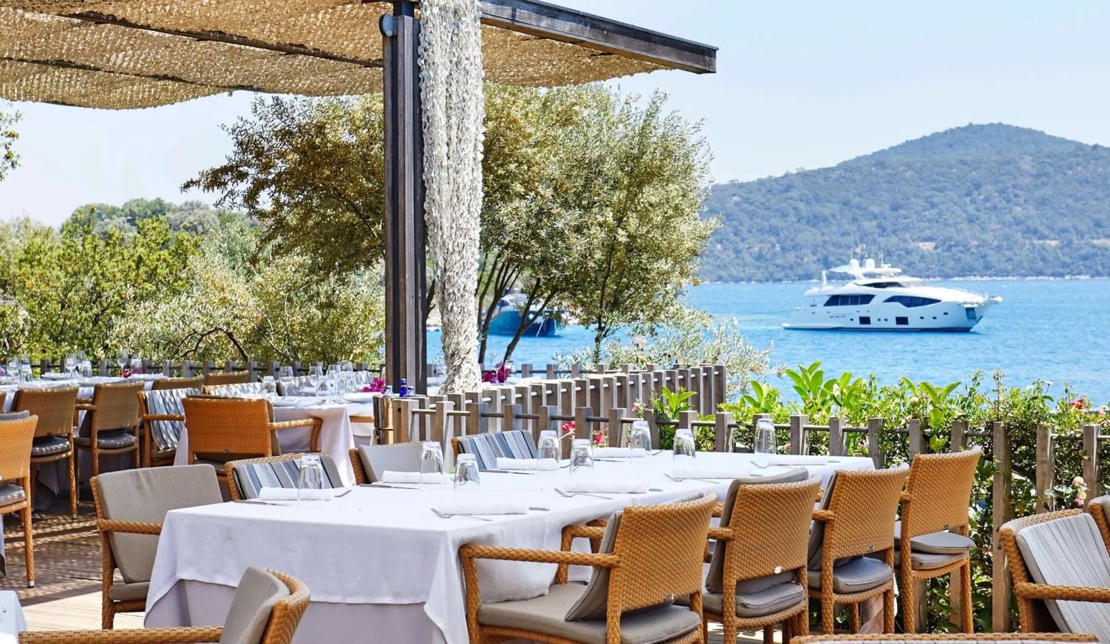 Maçakizi · Bodrum, la terrasse face à l'Égée · Photographie fournie