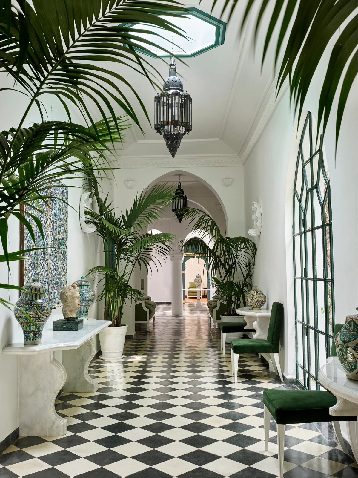 Villa Mabrouka · Tanger, la galerie aux palmiers, vert et blanc · Photographie fournie