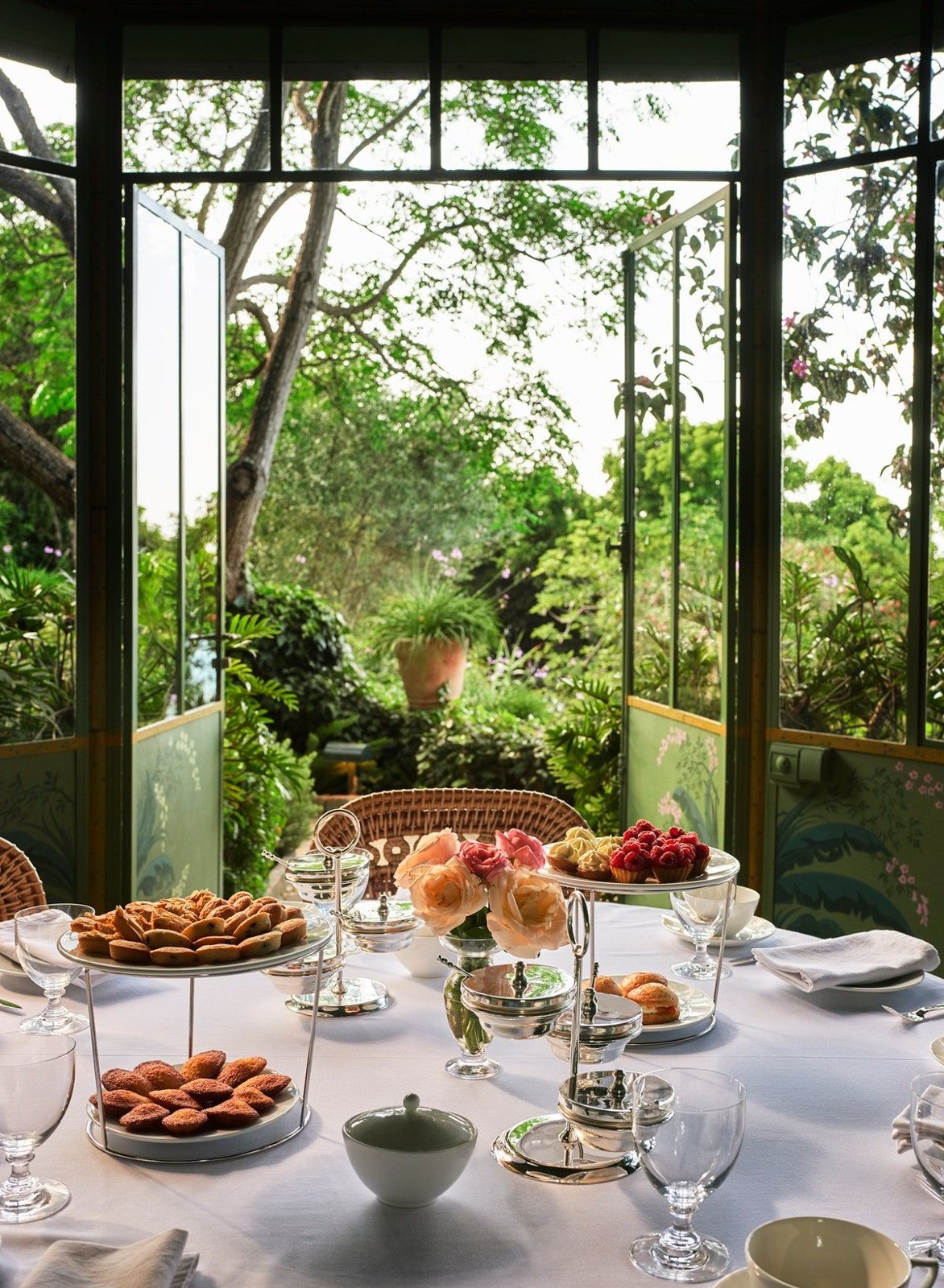 Villa Mabrouka · Tanger, la véranda ouverte sur le jardin · Photographie fournie